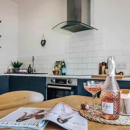 Principality View Apartment Two, By Solace Stays Cardiff Buitenkant foto